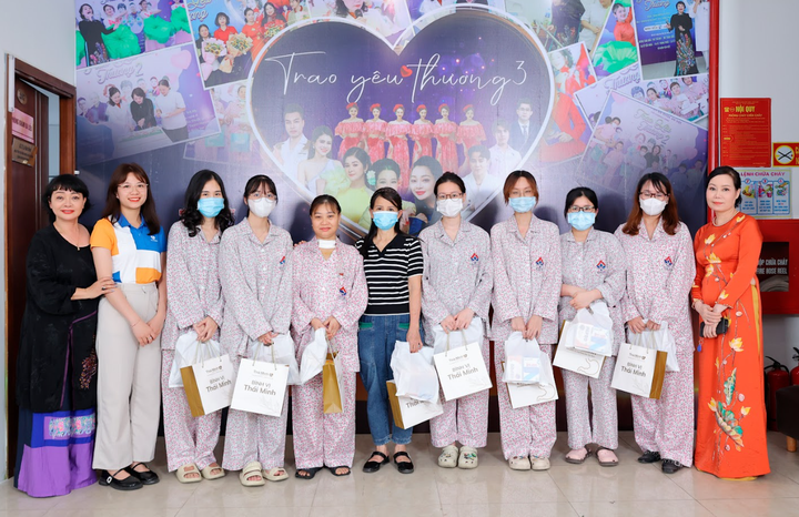 Các món quà được đại diện nhãn hàng Bình Vị Thái Minh trao tận tay những bệnh nhân đang điều trị tại bệnh viện.