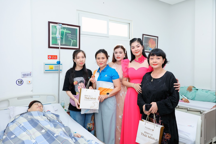 Đại diện nhãn hàng Bình Vị Thái Minh và các ca nghệ sĩ trao quà cho bệnh nhân điều trị tại bệnh viện.