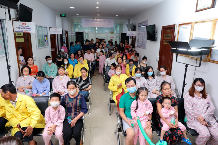 Chương trình thu hút đông đảo bệnh nhân cùng người thân tham dự.