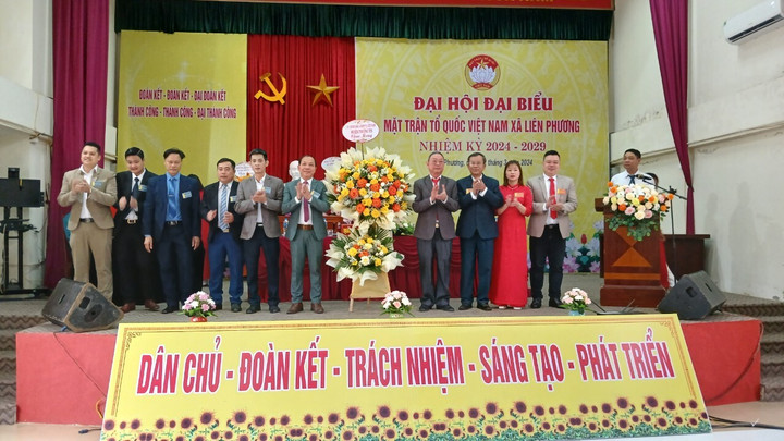 Lãnh đạo huyện Thường Tín dự và chúc mừng Đại hội đại biểu MTTQ xã Liên Phương thành công tốt đẹp.