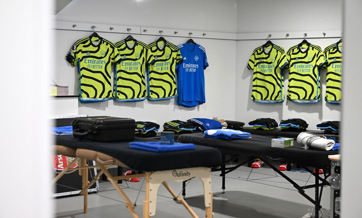 Phòng thay đồ bố trí sơ sài của sân Old Trafford.