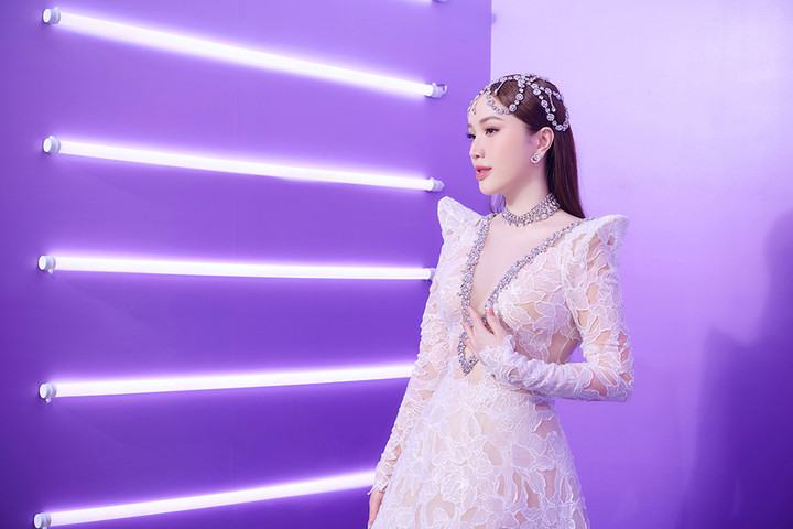 Là người bạn thân thiết của bà xã Chi Bảo, Bảo Thy quyến rũ với đầm công chúa khoe vẻ sang chảnh.