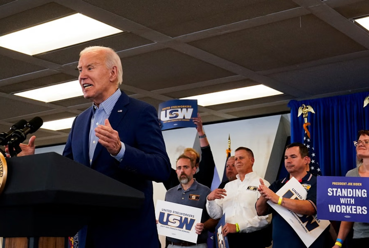 Tổng thống Mỹ Joe Biden phát biểu trụ sở Công đoàn United Steelworkers ở Pittsburgh, Pennsylvania, Mỹ, ngày 17/4. (Ảnh: Reuters)