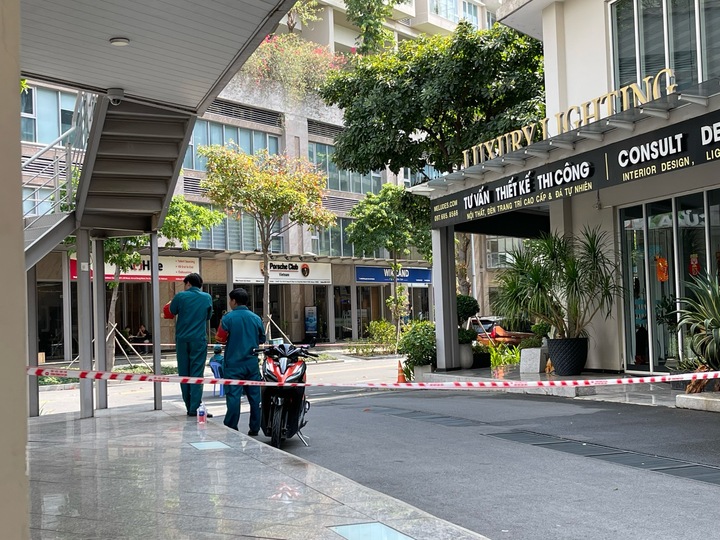 Lực lượng chức năng đang phong toả hiện trường để phục vụ công tác điều tra.