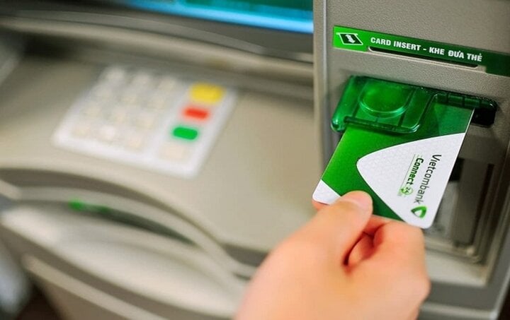 Hạn mức rút tiền mặt tại kênh ATM của Vietcombank tối đa 10 triệu đồng/lần. (Ảnh minh họa)