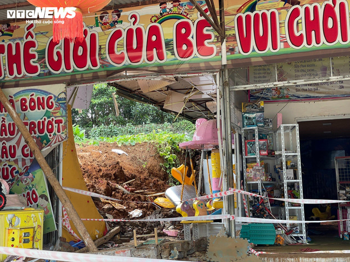 Hiện trường vụ sập tường.