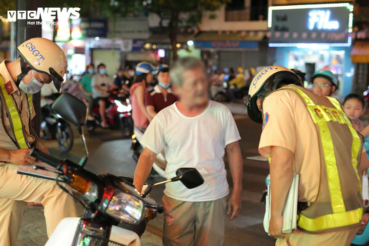 Có nồng độ cồn mức 0,305mg/lít khí thở, ông T. bị tổ công tác lập biên bản xử phạt 4,5 triệu đồng.