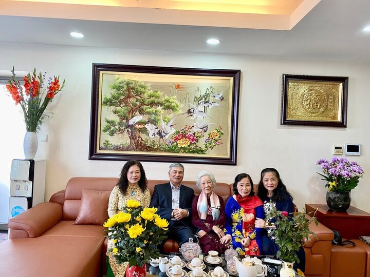 GS Lê Thị Hoài An cùng mẹ (cô giáo Nguyễn Thị Lộc) và các anh chị (PGS Lê Thị Hoài Châu, PGS Lê Quang Hưng và GS Lê Thị Hoài Phương).