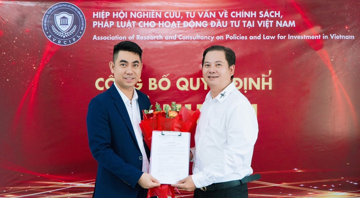 Ông Trần Sơn Vũ – Chủ tịch Hiệp hội trao quyết định bổ nhiệm ông Trung Hoàng làm Trưởng ban Truyền thông.
