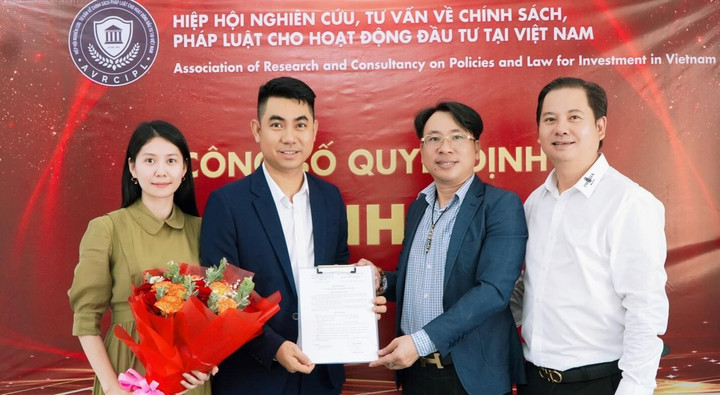 Ông Trần Tuấn Hải - Phó chủ tịch Hiệp hội trao quyết định bổ nhiệm ông Trung Hoàng làm Giám đốc Trung tâm nghiên cứu, tư vấn về Chính sách, Pháp luật cho hoạt động đầu tư dự án tại Việt Nam.