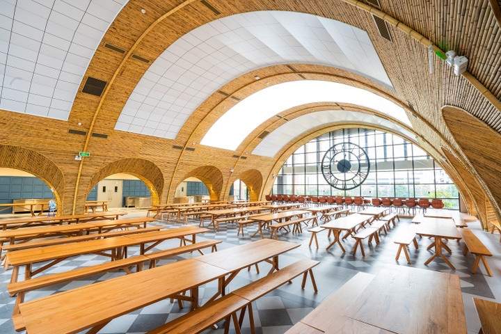 Nhà ăn lộng lẫy lấy cảm hứng từ bộ truyện Harry Potter, với hình ảnh ga tàu King’s Cross kinh điển nhưng sử dụng vật liệu chính là tre nứa.