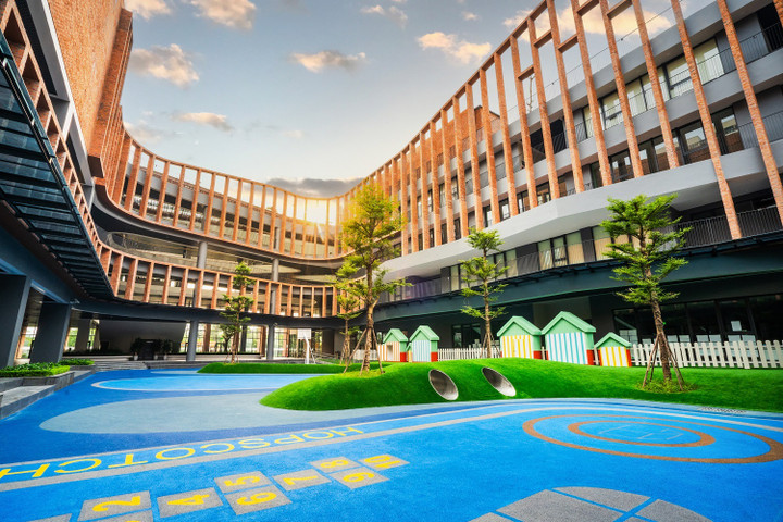 60% không gian của trường dành cho sân bãi và cảnh quan, bao gồm 2 sân bóng đá.