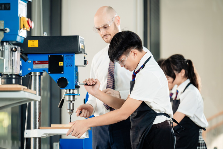 Học sinh Brighton College Vietnam trong giờ học Gia chánh học, Công nghệ thiết kế.