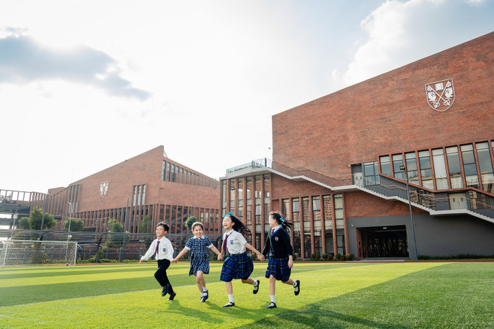 Triết lý của nhà trường là nuôi dưỡng học sinh trở thành phiên bản hạng nhất của chính mình.