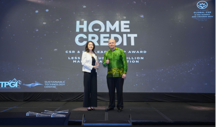 Bà Vũ Trà My - Trưởng phòng Phát triển Bền vững của Home Credit Việt Nam đại diện công ty nhận giải thưởng CSR & ESG toàn cầu 2024.