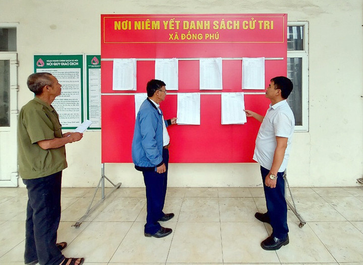 Nhân dân huyện Chương Mỹ xem phương án sáp nhập các xã trên địa bàn. (Ảnh: Quang Phong)