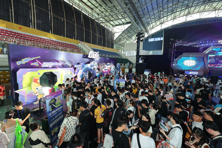Người chơi tham gia trải nghiệm gian hàng VTC tại Vietnam Gameverse năm 2024.