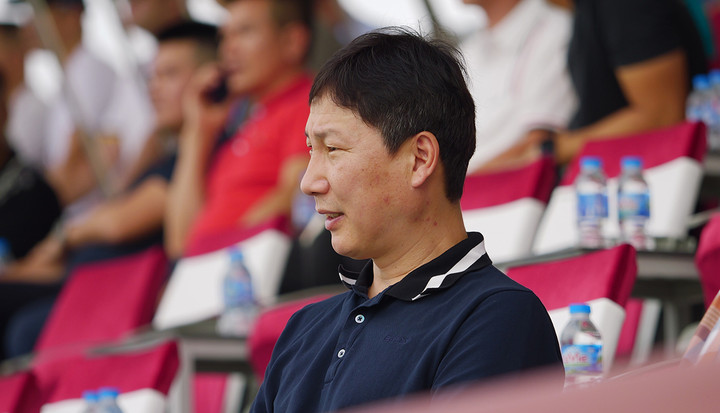 Ông Kim Sang-sik theo dõi trận đấu ở giải hạng Nhì.