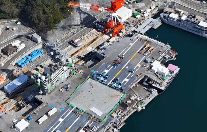 UAV được cho là đã tiếp cận khá gần tàu sân bay USS Ronald Reagan đang neo đậu tại căn cứ hải quân Yokosuka. (Ảnh: Sina)