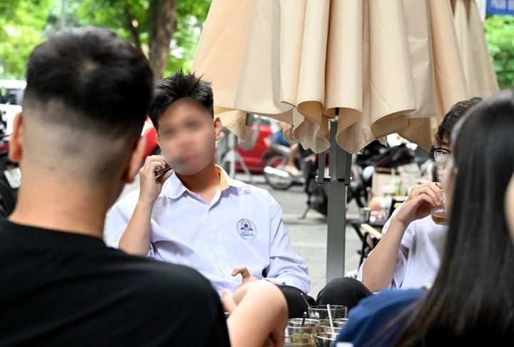 Học sinh THPT hút thuốc lá điện tử tại quán nước. (Ảnh: Báo Quân đội Nhân dân)