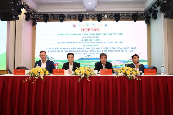 Ban tổ chức họp báo.
