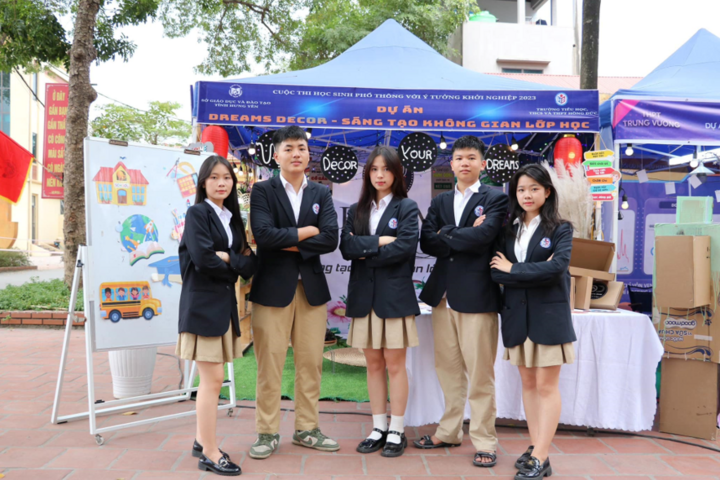 Đội tuyển học sinh THPT Hồng Đức tham gia đạt Giải Ba Cuộc thi học sinh phổ thông với ý tưởng khởi nghiệp tỉnh Hưng Yên năm 2023.