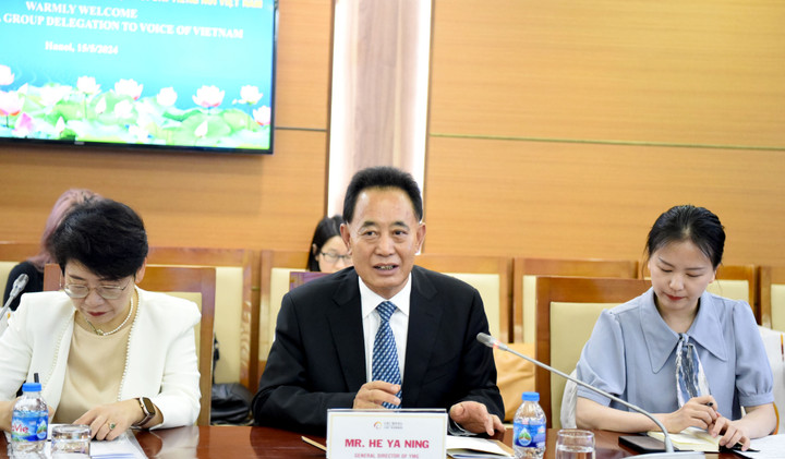 Ông Hà Á Ninh, Giám đốc Đài PTTH Vân Nam phát biểu tại buổi làm việc.