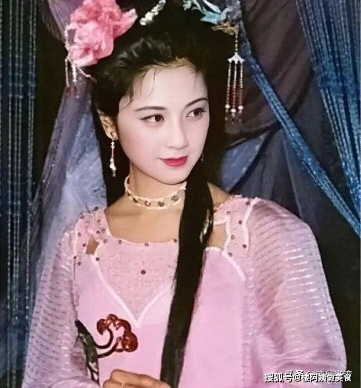 Trang phục mỏng manh của Nữ vương Tây Lương trong một cảnh phim được đánh giá là táo bạo.