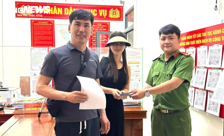 Công an phường Hải Châu 1 tìm và trao trả 2 chiếc điện thoại cho du khách Hàn Quốc.