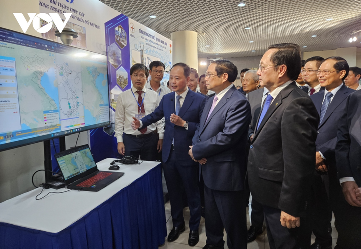 Thủ tướng Chính phủ Phạm Minh Chính tham quan triển lãm giới thiệu những thành tựu KHCN tiêu biểu trong 65 năm qua, 10 năm giải thưởng Tạ Quang Bửu. (Ảnh: VOV)