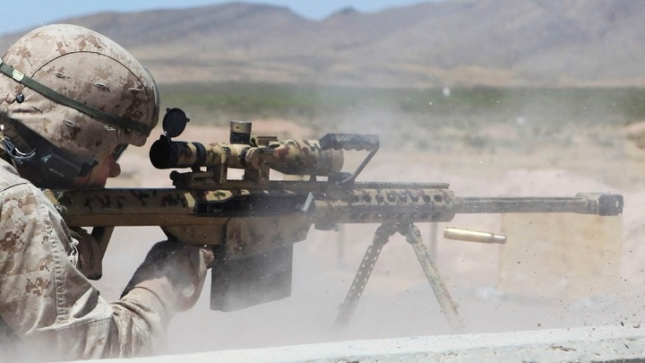 Binh sĩ Mỹ đang luyện tập với một khẩu Barrett