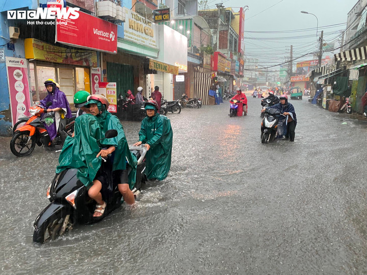Nhiều tuyến đường ở TP Thủ Đức ngập nặng.