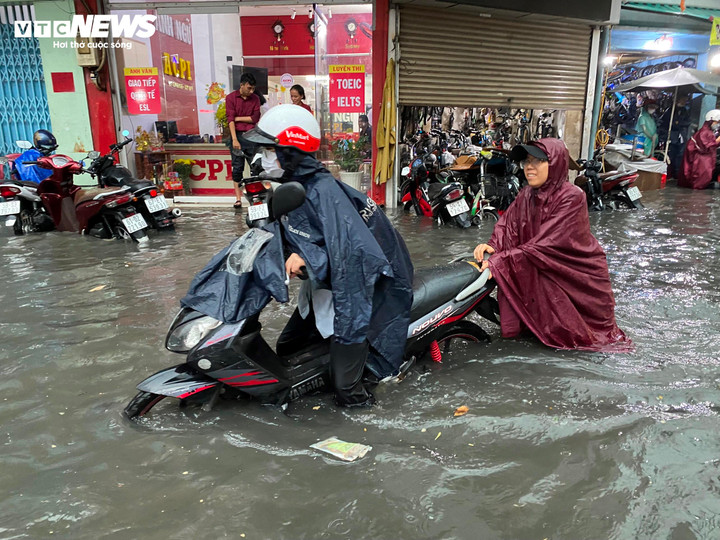 Vì xe chết máy nên nhiều người phải xuống xe dắt bộ.