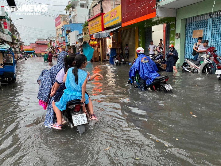 Đường về nhà trong giờ tan tầm cực nhọc hơn vì mưa lớn.