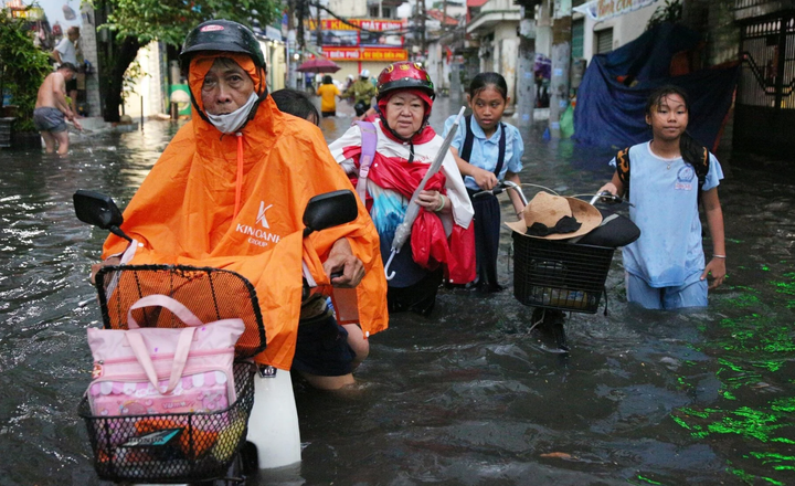 Sau trận mưa lớn chiều 15/5, người dân TP Thủ Đức "bơi trong biển nước" để về nhà.
