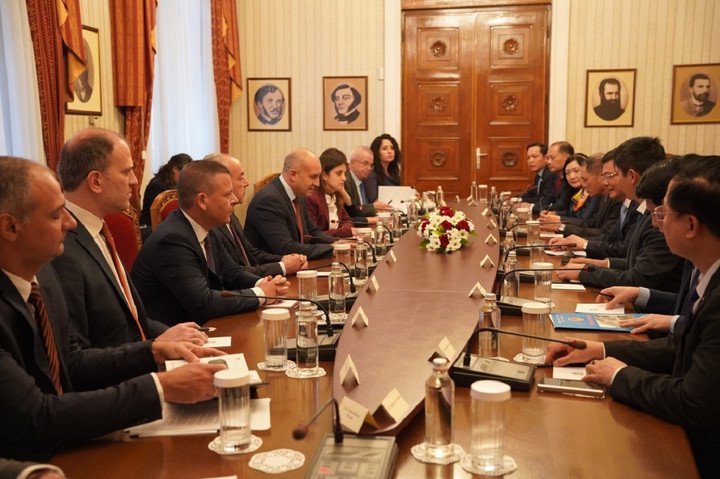 Toàn cảnh buổi tiếp kiến của Bộ trưởng Nguyễn Hồng Diên và Tổng thống Bulgaria Rumen Radev.