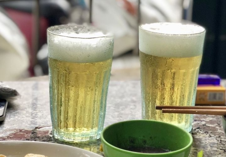 Uống bia có giúp giải nhiệt mùa hè là thắc mắc được nhiều người quan tâm. (Ảnh minh hoạ)