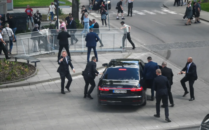 Hiện trường vụ nổ súng nhằm vào Thủ tướng Robert Fico. (Ảnh: Reuters)