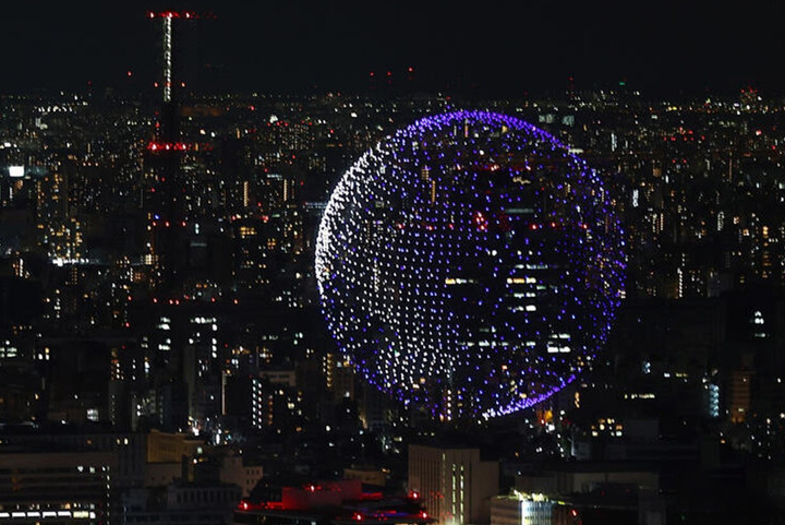 Màn trình diễn tuyệt vời của 1.824 drone tại Lễ khai mạc Olympic Tokyo 2020 (Ảnh: Reuters).