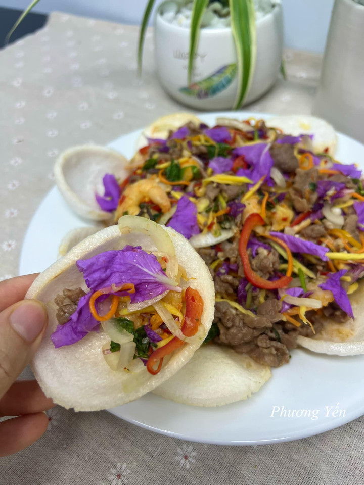 Gỏi hoa bằng lăng ăn cùng bánh phồng tôm.