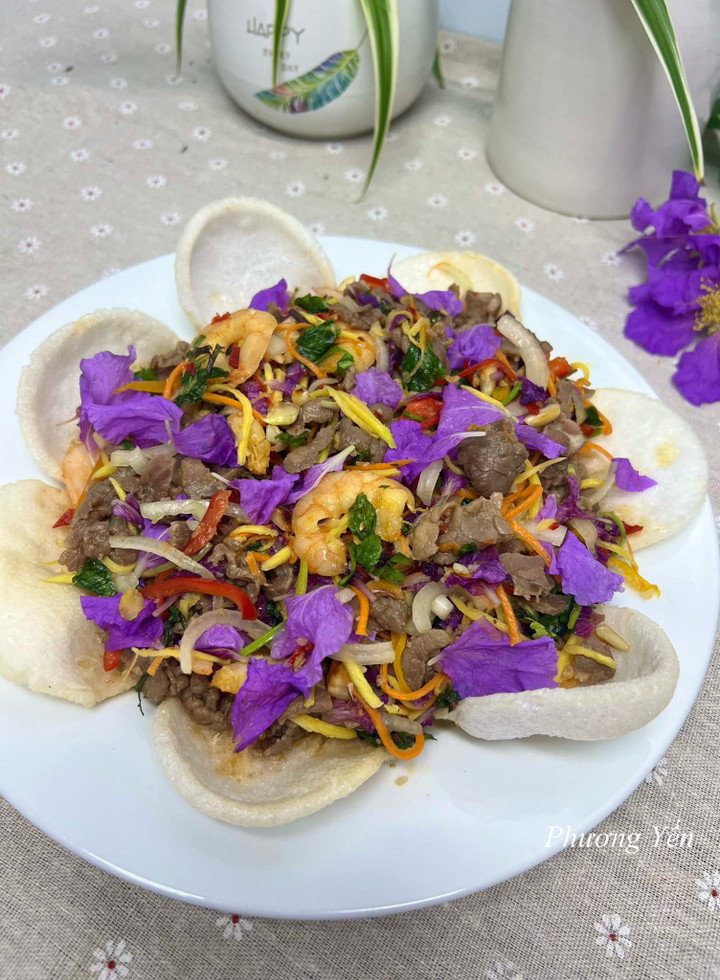 Thành phẩm là món gỏi hoa bằng lăng lạ miệng.