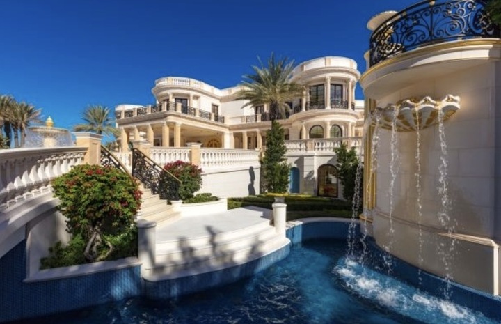 Dinh thự trước biển Playa Vista Isle tại Hillsboro Beach, bang Florida, Mỹ.