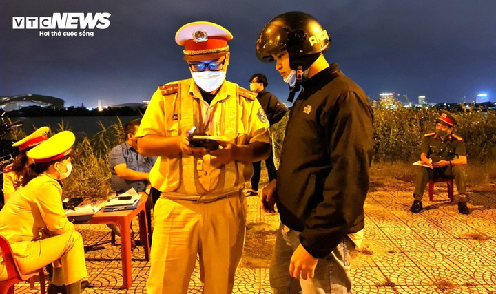Lực lượng Cảnh sát Giao thông công an TP Đà Nẵng kiểm tra nồng độ cồn người điều khiển phương tiện tham gia giao thông.