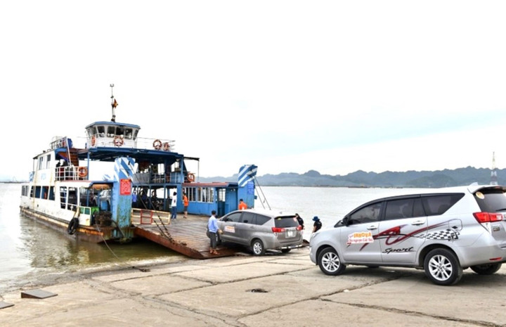 Chấp hành quy định khi qua phà là chấp hành nghiêm Luật Giao thông đường bộ.