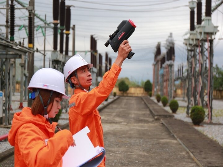 Công nhân đội QLVH lưới điện cao thế Lào Cai kiểm tra lưới điện bằng camera nhiệt.