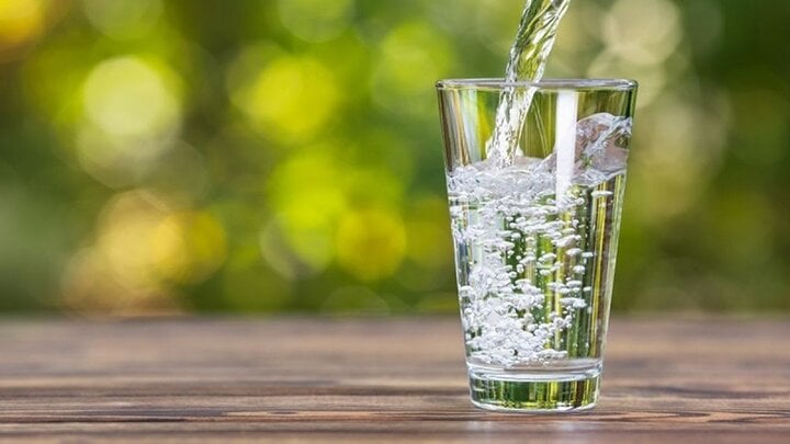 Uống đủ nước là một trong những thói quen uống nước dễ dàng nhất để giảm mỡ nội tạng. (Ảnh: Pinterest)