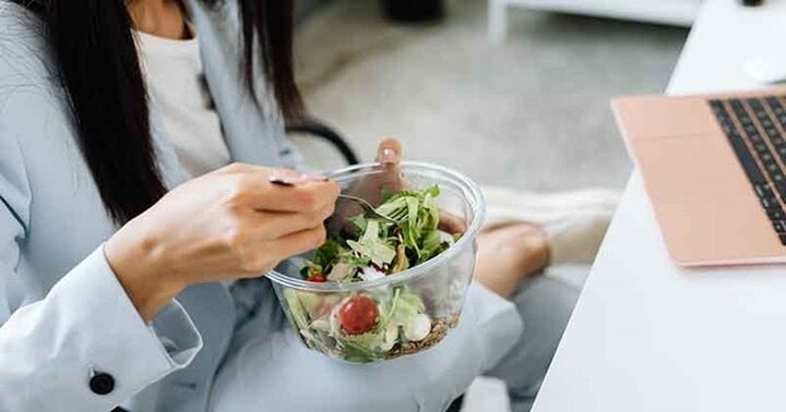 Việc chia nhỏ các bữa ăn là "trợ thủ đắc lực" giúp bạn có cân nặng lý tưởng. (Ảnh: Pinterest)