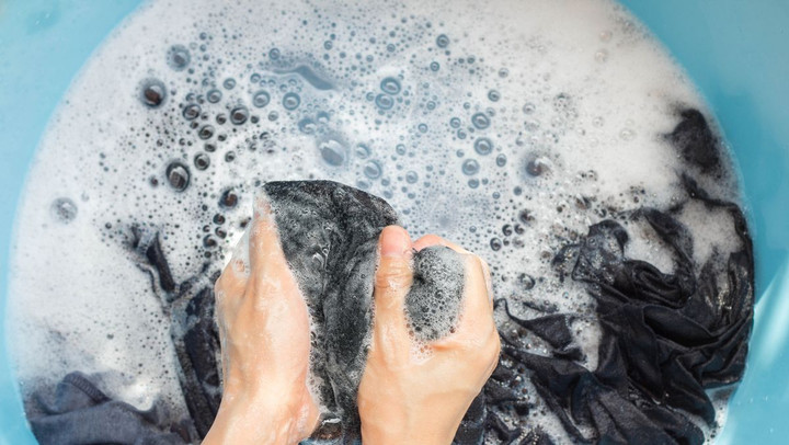 Ngâm quần áo trước khi bỏ vào máy giặt để vết bẩn bị đánh bay hoàn toàn. (Ảnh: Good Housekeeping)