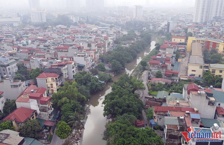 Kênh dẫn nước La Khê đoạn qua quận Hà Đông. (Ảnh: Quang Phong)