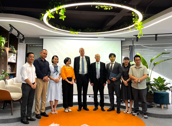 Đại sứ Israel tại Việt Nam Yaron Mayer (chính giữa) cùng các chuyên gia, diễn giả và lãnh đạo doanh nghiệp tại sự kiện.